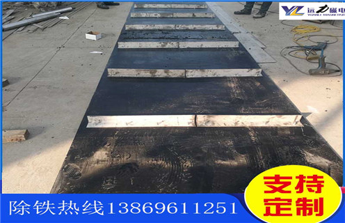 不銹鋼除鐵器皮帶廠家服務(wù)湖南皮帶懸掛式除鐵器，除鐵器卸鐵皮帶主要是安裝在各個(gè)型號的電磁、永磁自卸式除鐵器上，當(dāng)輸料皮帶上的散狀物料經(jīng)過自卸除鐵器底部時(shí)，混雜在物料中的鐵磁性雜質(zhì)在除鐵器磁芯強(qiáng)大的磁場力作用下被吸附到除鐵器卸鐵皮帶上，由不停運(yùn)轉(zhuǎn)的卸鐵皮帶將吸附住的鐵雜質(zhì)刮出，卸進(jìn)集鐵箱，從而達(dá)到自動(dòng)連續(xù)除鐵的目的。無需人工清理，實(shí)現(xiàn)了自動(dòng)化除鐵。  一、不銹鋼除鐵器皮帶廠家服務(wù)湖南皮帶懸掛式除鐵器選型指南：  1.提供卸鐵皮帶準(zhǔn)確的帶寬、周長及厚度。  2.了解清楚所需卸鐵皮帶為一次性成型的環(huán)帶還是帶接頭式的，其次確認(rèn)卸鐵刮板為膠條一體式刮板還是不銹鋼刮板。  注：一般情況下，除鐵器生產(chǎn)廠家在生產(chǎn)除鐵器時(shí)用的是一次性成型的環(huán)帶，但用戶在后期更換時(shí)，一次性成型的環(huán)帶不方便更換及安裝，需將除鐵器大拆大卸，套上卸鐵皮帶之后，然后重新組裝，更換非常麻煩。帶接頭式的卸鐵皮帶就很大程度上解決了這一問題，省去了拆裝除鐵器的過程，只需要將皮帶安裝之后在接頭處對接即可,省時(shí)省力，結(jié)實(shí)耐用。  二、不銹鋼除鐵器皮帶廠家服務(wù)湖南皮帶懸掛式除鐵器  除鐵器接通電源后，勵(lì)磁系統(tǒng)產(chǎn)生強(qiáng)大的磁場，當(dāng)輸送機(jī)械上的散狀物料經(jīng)過除鐵器下方時(shí)，混雜在物料中的鐵磁性雜物，在除鐵器磁場力作用下被不斷吸起(鐵磁性雜物重量為0.1-25kg)，吸附在除鐵器下表面上，當(dāng)需要除去吸附在除鐵器上的鐵磁性雜物時(shí)，可將除鐵器移至集鐵箱上方，切斷勵(lì)磁電源設(shè)備磁場消失，鐵磁性雜物在重力作用下掉入集鐵箱中。